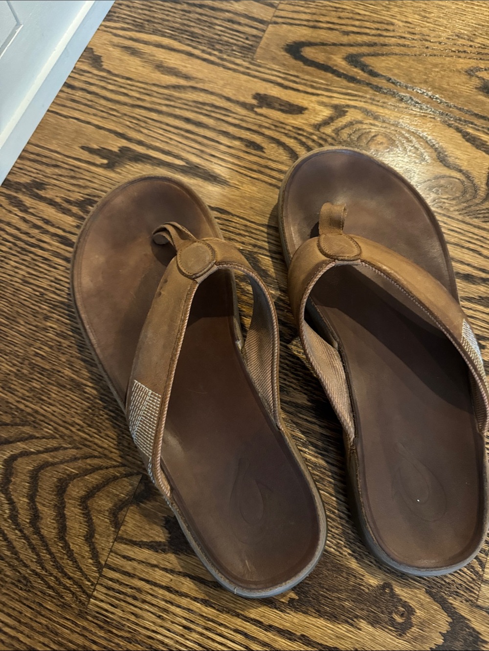 Men's OluKai Brown Leather Thong Sandals - Casual Slip-On Comfort